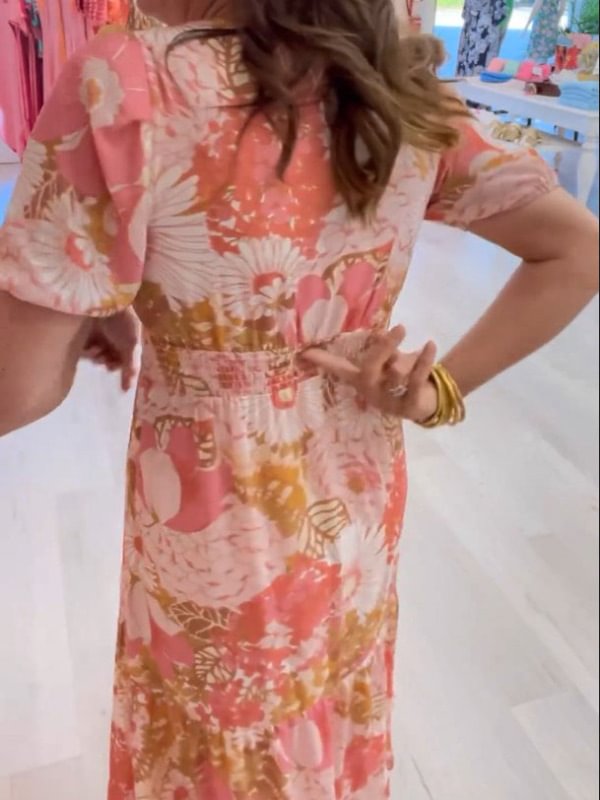 Maxikleid floreale con un collo a V