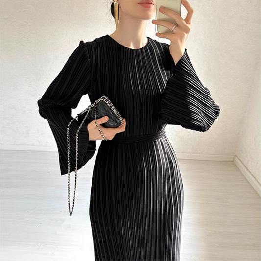 Nuovo abito elegante con maniche esposte - senza tempo e lusinghiero