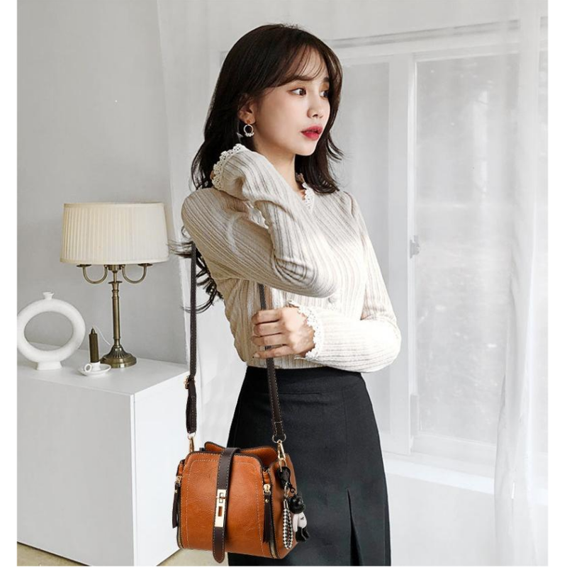 Bolsa Crossbody de PU de alta calidad con decoración de muñecas