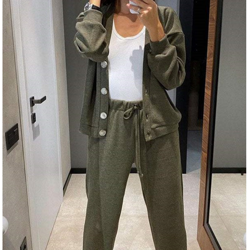 Set in due parti realizzati con giacca e pantaloni abbottonati a maglia per donne