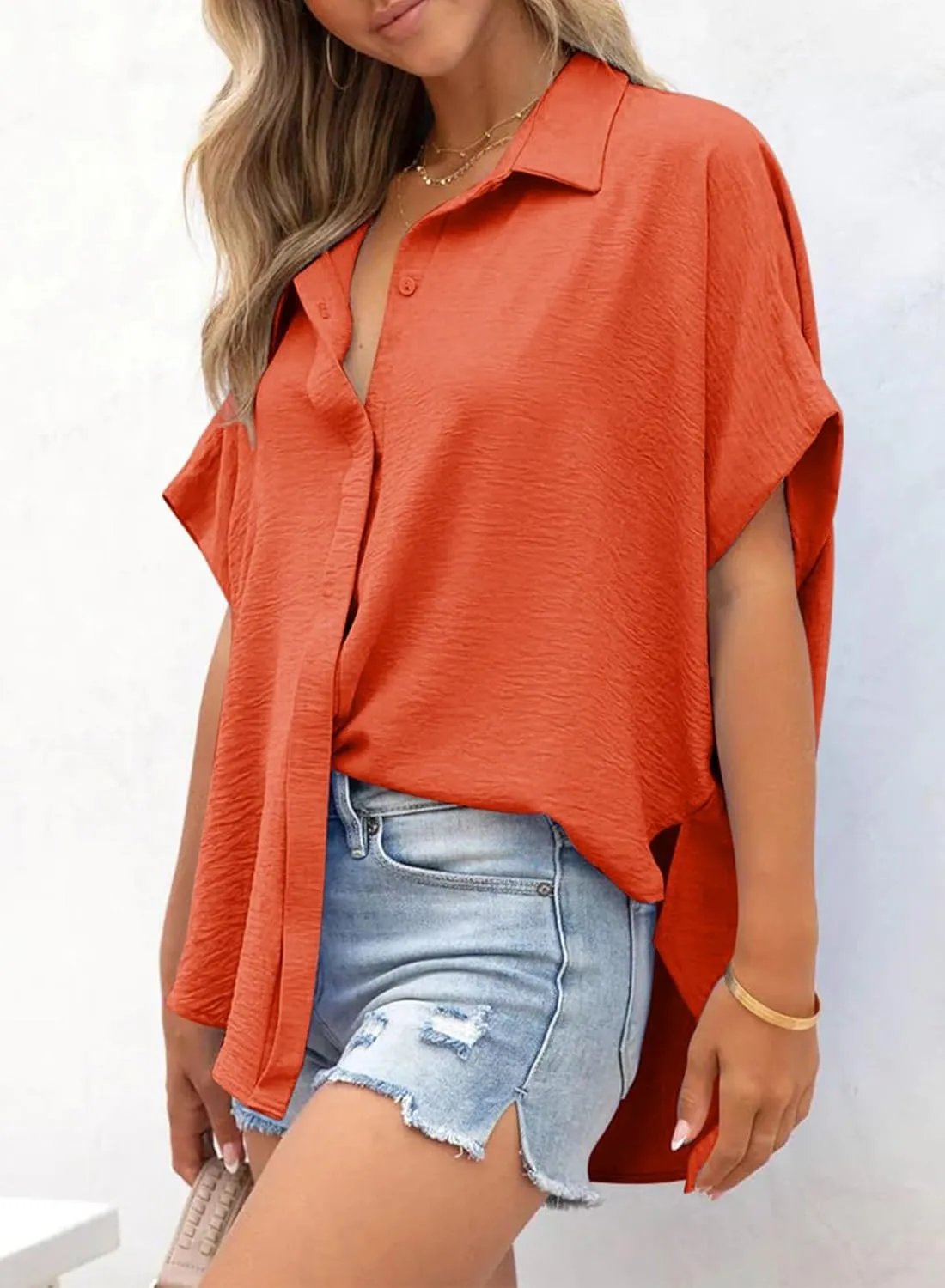 Einfarbiges Freizeitshirt für Damen mit Knopfleiste, kurzen Ärmeln und Schlitzsaum