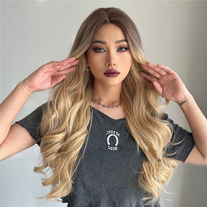 Belle perruque de cheveux bouclés moelleux