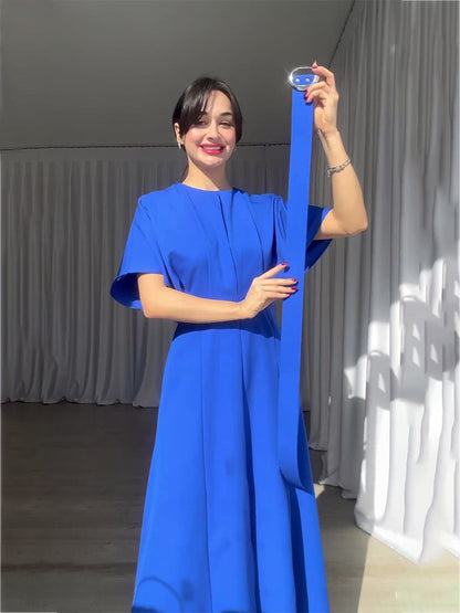Elegante vestido redondo de cuello con cintura alta y ranura (con cinturón)