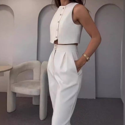 Elegante outfit da donna in 2 parti con un top senza maniche e pantaloni con una vita alta