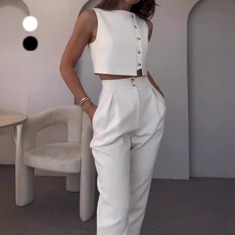 Elegante outfit da donna in 2 parti con un top senza maniche e pantaloni con una vita alta