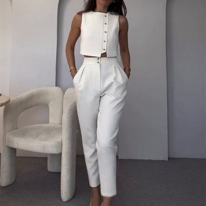 Elegante outfit da donna in 2 parti con un top senza maniche e pantaloni con una vita alta