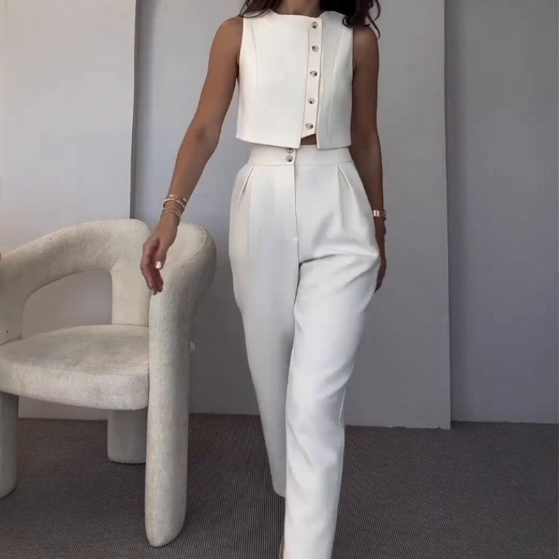 Elegante outfit da donna in 2 parti con un top senza maniche e pantaloni con una vita alta