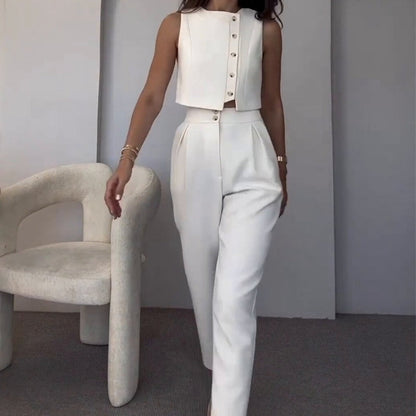 Elegante outfit da donna in 2 parti con un top senza maniche e pantaloni con una vita alta