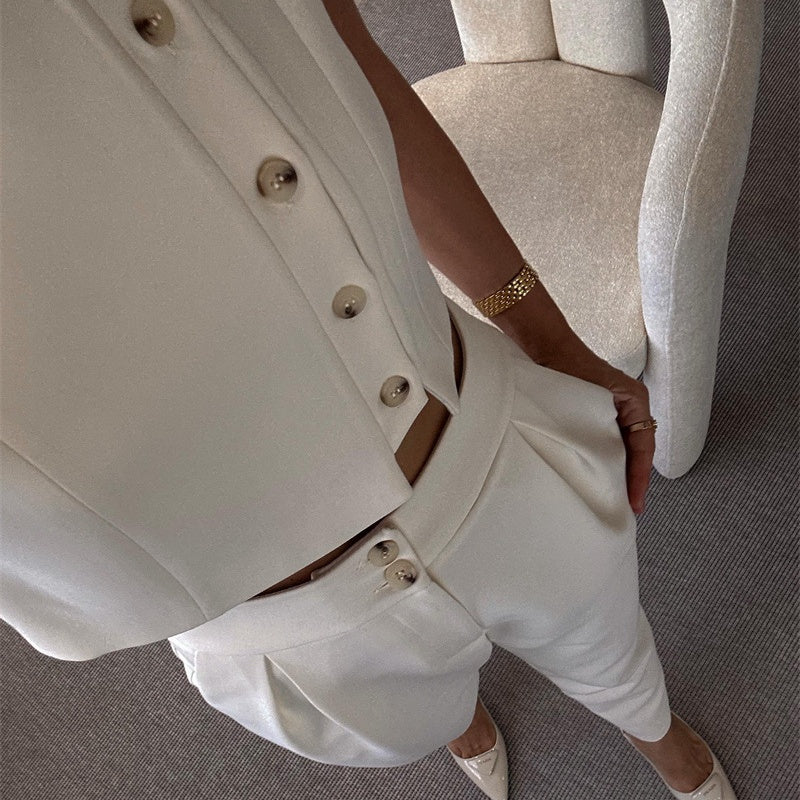 Elegante outfit da donna in 2 parti con un top senza maniche e pantaloni con una vita alta