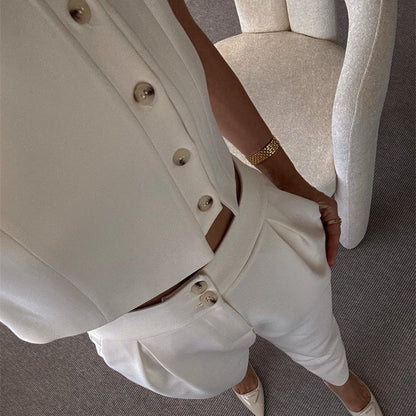 Elegante outfit da donna in 2 parti con un top senza maniche e pantaloni con una vita alta