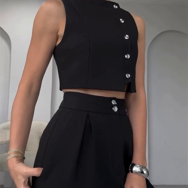 Elegante outfit da donna in 2 parti con un top senza maniche e pantaloni con una vita alta