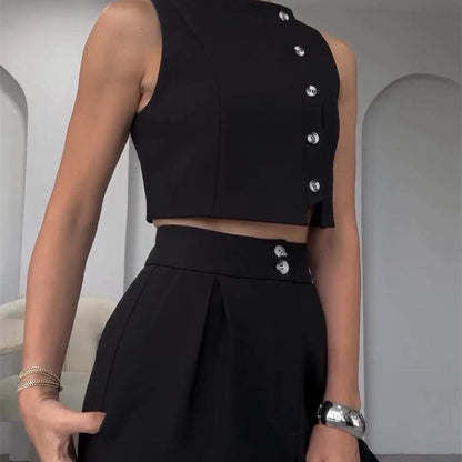 Elegante outfit da donna in 2 parti con un top senza maniche e pantaloni con una vita alta