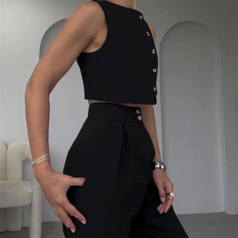 Elegante outfit da donna in 2 parti con un top senza maniche e pantaloni con una vita alta