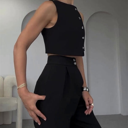 Elegante outfit da donna in 2 parti con un top senza maniche e pantaloni con una vita alta