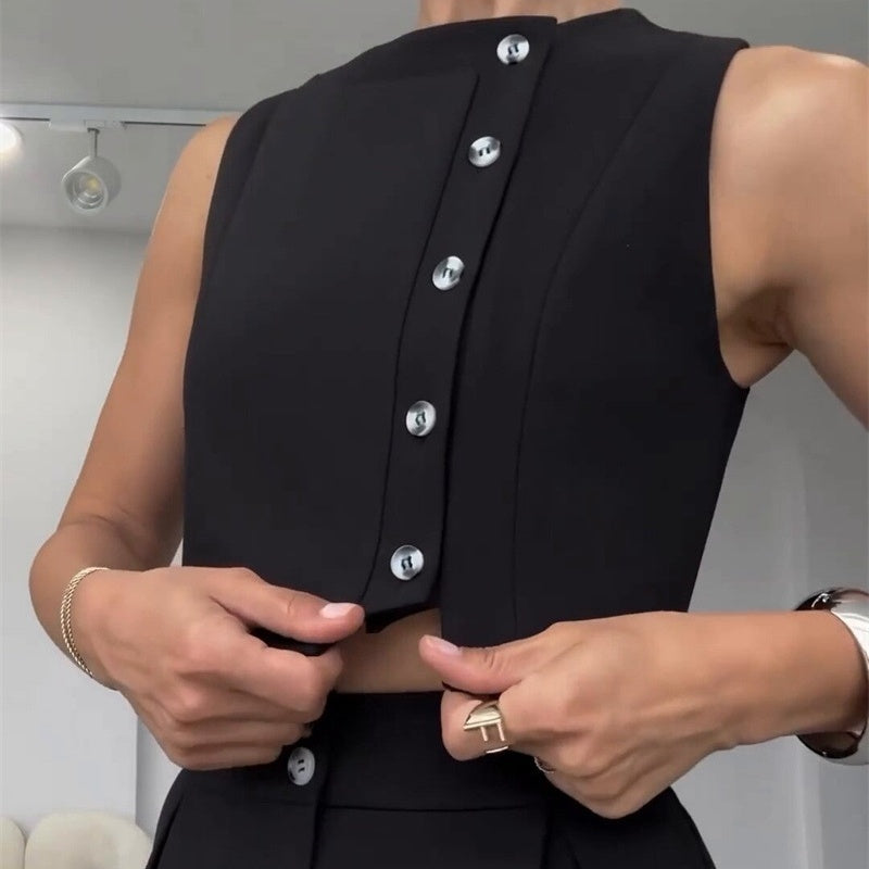 Elegante outfit da donna in 2 parti con un top senza maniche e pantaloni con una vita alta
