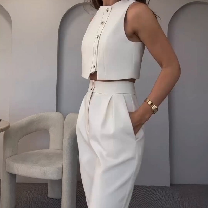 Elegante outfit da donna in 2 parti con un top senza maniche e pantaloni con una vita alta