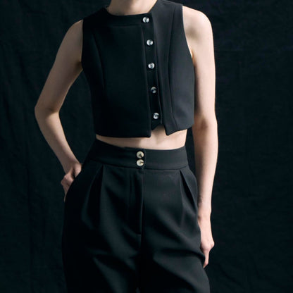 Elegante outfit da donna in 2 parti con un top senza maniche e pantaloni con una vita alta