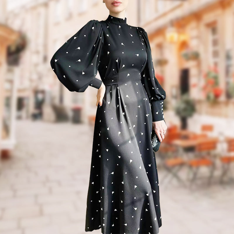 Maxikleid con colletto stand -up e cintura di collegamento
