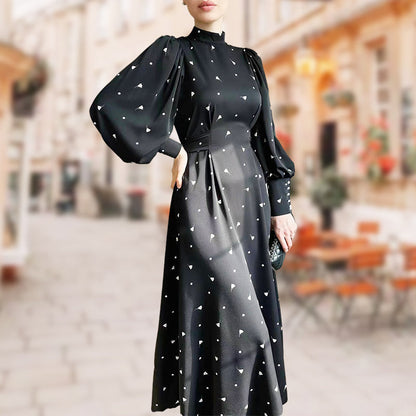 Maxikleid con colletto stand -up e cintura di collegamento