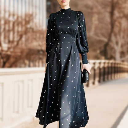 Maxikleid con colletto stand -up e cintura di collegamento