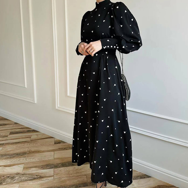 Maxikleid con colletto stand -up e cintura di collegamento