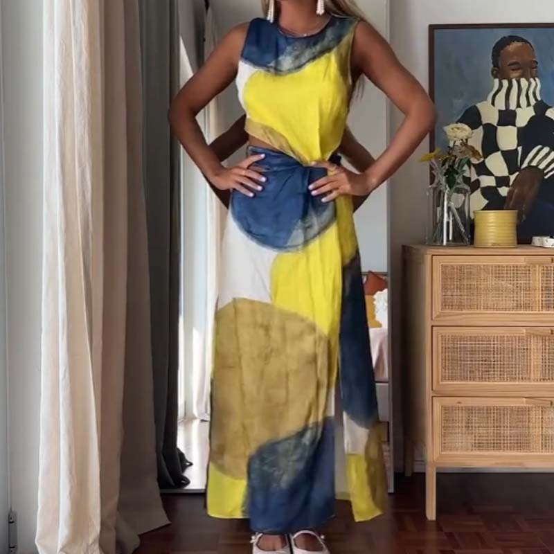 Abito elegante con una scollatura ad acquerello astratta per le donne