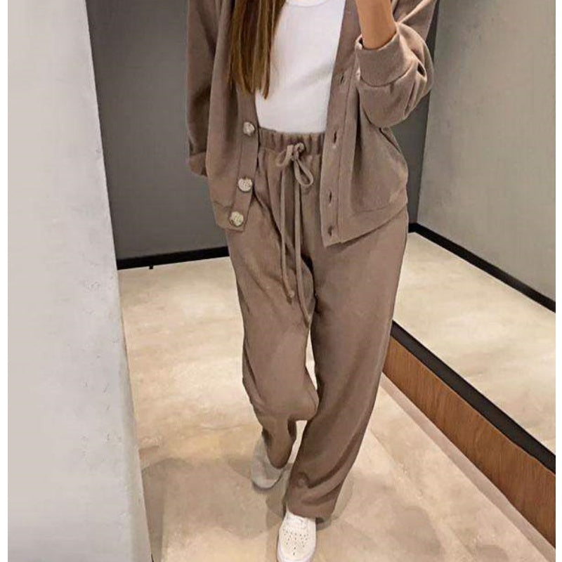 Set in due parti realizzati con giacca e pantaloni abbottonati a maglia per donne