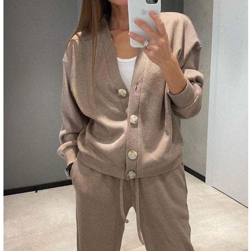 Set in due parti realizzati con giacca e pantaloni abbottonati a maglia per donne