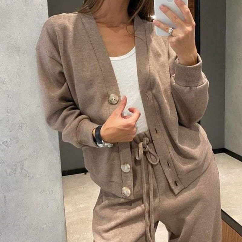 Set in due parti realizzati con giacca e pantaloni abbottonati a maglia per donne