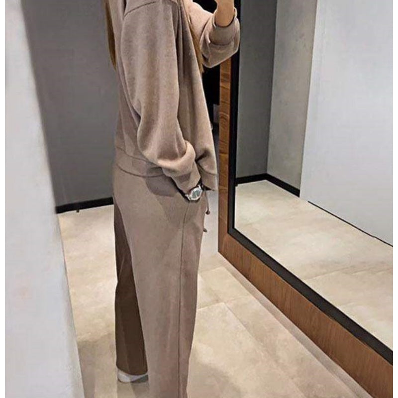 Set in due parti realizzati con giacca e pantaloni abbottonati a maglia per donne