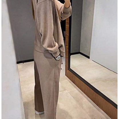 Set in due parti realizzati con giacca e pantaloni abbottonati a maglia per donne