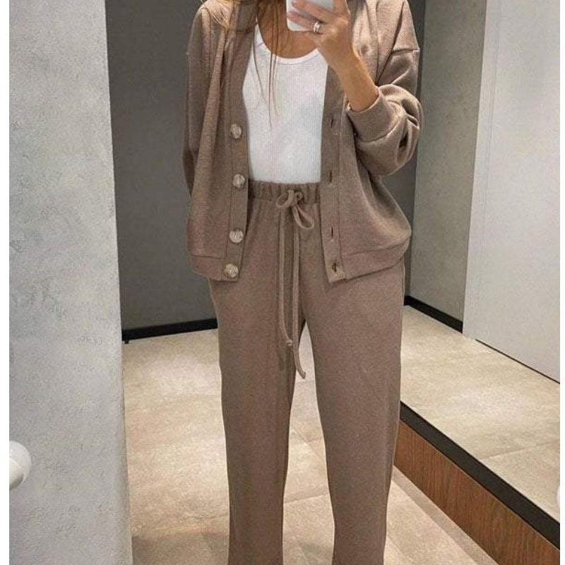 Set in due parti realizzati con giacca e pantaloni abbottonati a maglia per donne