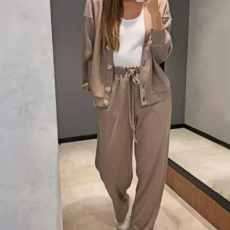 Set in due parti realizzati con giacca e pantaloni abbottonati a maglia per donne