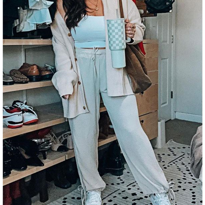 Set in due parti realizzati con giacca e pantaloni abbottonati a maglia per donne