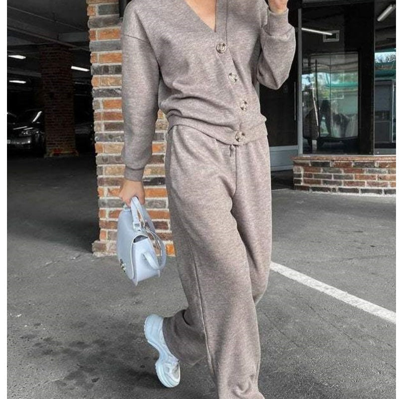 Set in due parti realizzati con giacca e pantaloni abbottonati a maglia per donne