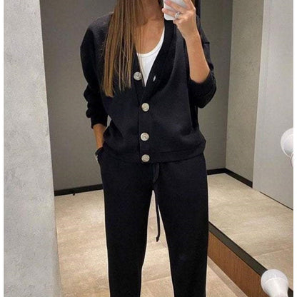 Set in due parti realizzati con giacca e pantaloni abbottonati a maglia per donne