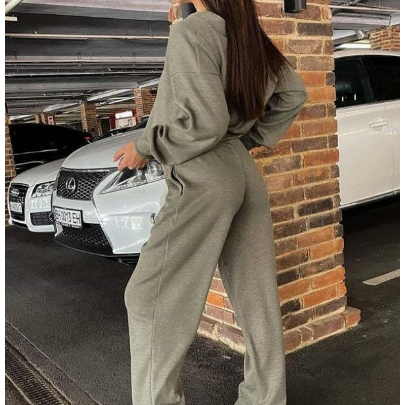 Set in due parti realizzati con giacca e pantaloni abbottonati a maglia per donne