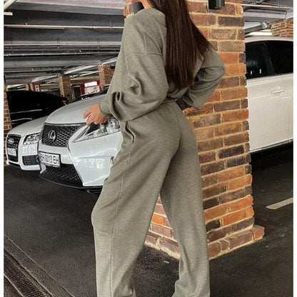 Set in due parti realizzati con giacca e pantaloni abbottonati a maglia per donne