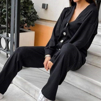 Set in due parti realizzati con giacca e pantaloni abbottonati a maglia per donne