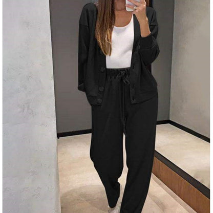 Set in due parti realizzati con giacca e pantaloni abbottonati a maglia per donne