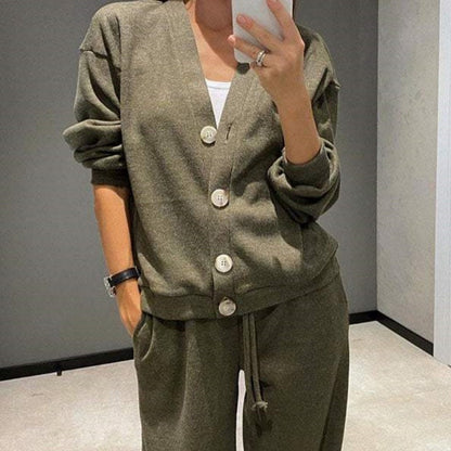 Set in due parti realizzati con giacca e pantaloni abbottonati a maglia per donne