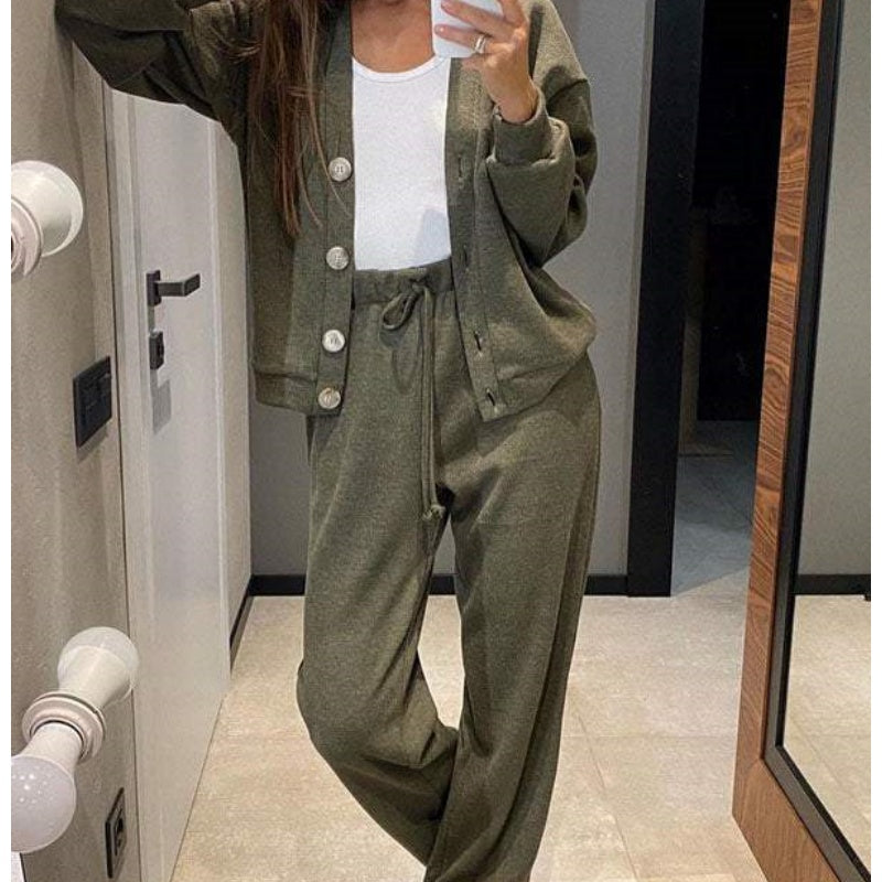 Set in due parti realizzati con giacca e pantaloni abbottonati a maglia per donne