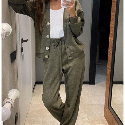 Set in due parti realizzati con giacca e pantaloni abbottonati a maglia per donne