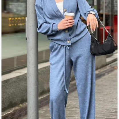 Set in due parti realizzati con giacca e pantaloni abbottonati a maglia per donne