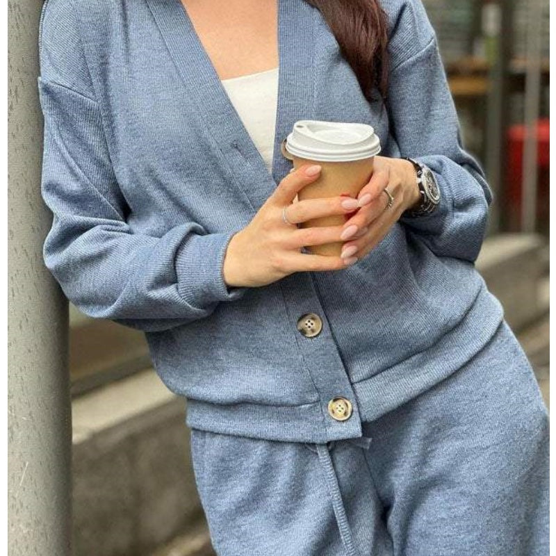 Set in due parti realizzati con giacca e pantaloni abbottonati a maglia per donne