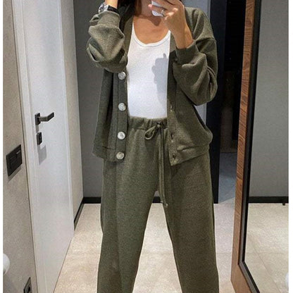 Set in due parti realizzati con giacca e pantaloni abbottonati a maglia per donne