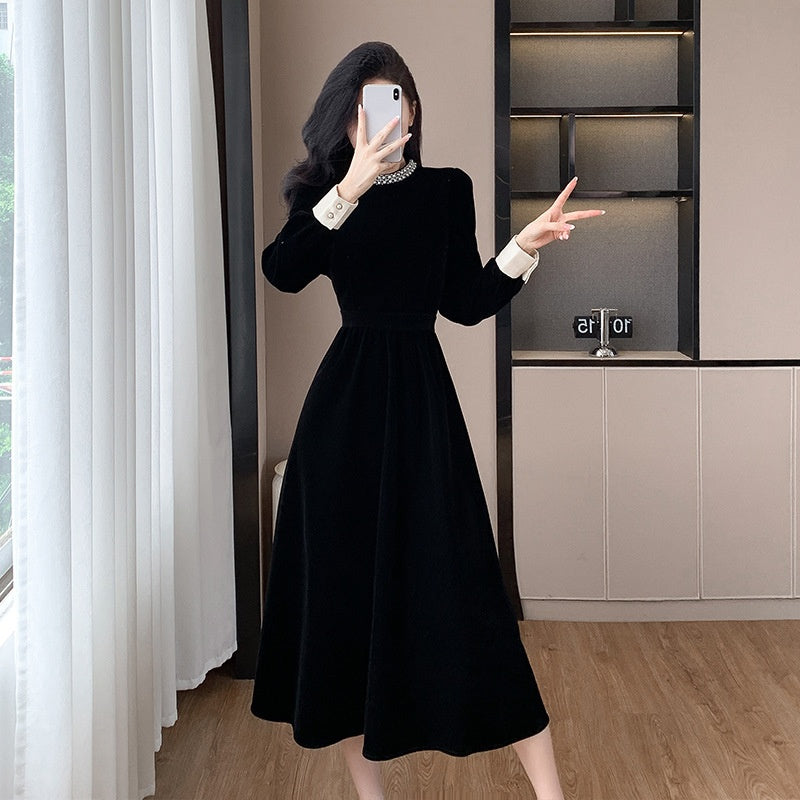 Vestido de mujer elegante con un escote circular y mangas largas