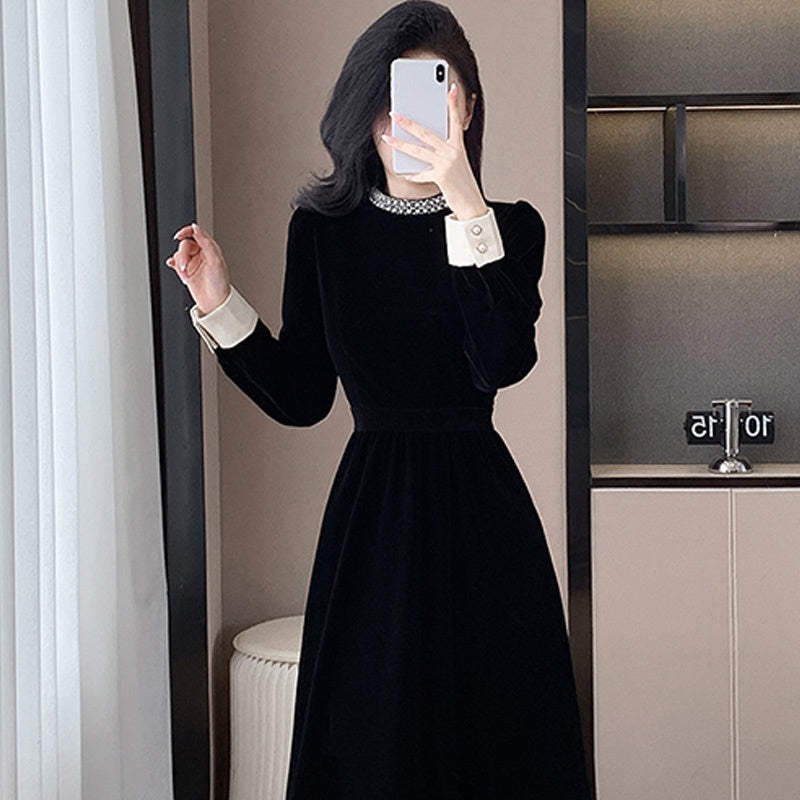 Vestido de mujer elegante con un escote circular y mangas largas