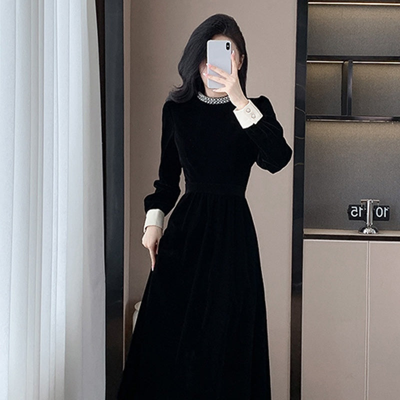 Vestido de mujer elegante con un escote circular y mangas largas