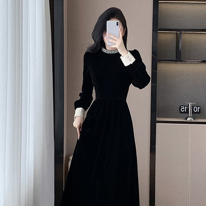 Vestido de mujer elegante con un escote circular y mangas largas